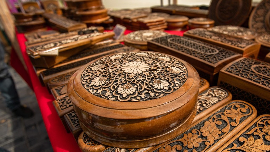 Artisanal Walnut Woodcarving